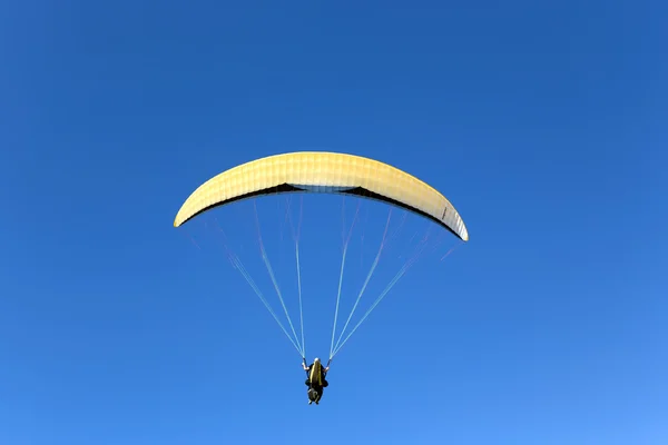 Parapente voando acima do Mediterrâneo — Fotografia de Stock