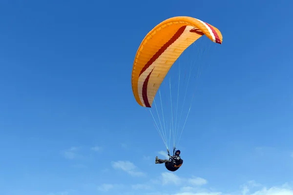 Parapente volando por encima del Mediterráneo —  Fotos de Stock