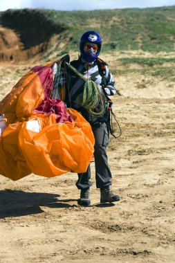 Yamaçparaşütü uçuş için hazırlar.