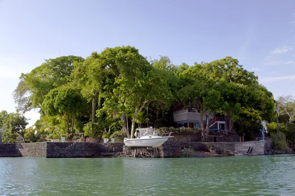 Bungalow på öarna nicaragua-sjön (eller sjön cocibolka) — Stockfoto