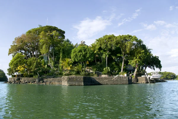 Bungalow op eilanden meer van nicaragua (of lake cocibolka) — Stockfoto