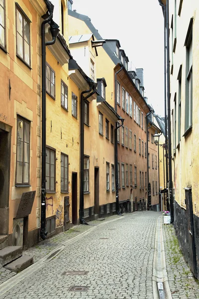 Úzká ulice ve starém městě (gamla stan) ze Stockholmu — Stock fotografie