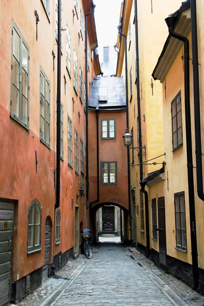 Úzká ulice ve starém městě (gamla stan) ze Stockholmu — Stock fotografie