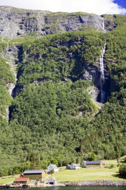 Küçük bir kasaba olan bir Lysefjord
