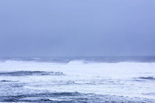 Krachtige winter storm op de Atlantische Oceaan — Stockfoto