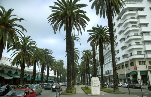 Centrala boulevard med hotell och affärer i Casablanca — Stockfoto