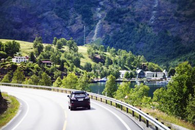 Dağlar virajlı bir yolda gidiyor otomatik