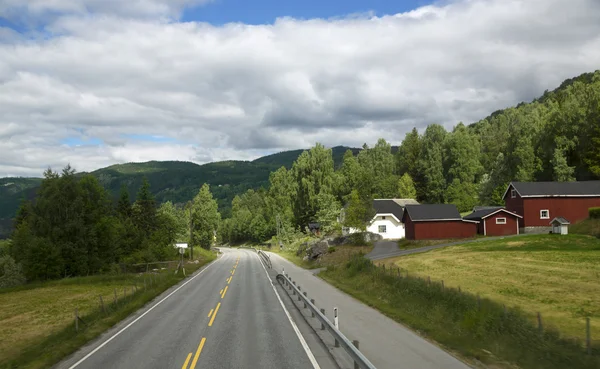 Route panoramique vide dans les belles montagnes de Norvège — Photo