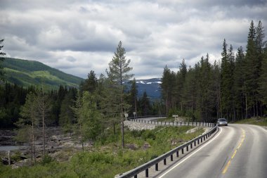 Norveç'in güzel dağlar doğal boş yolda