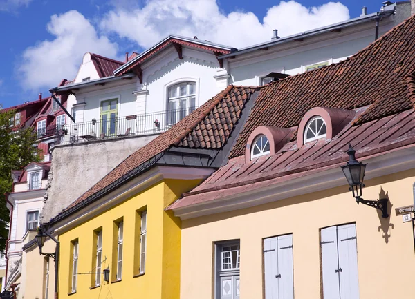 Edifici antichi colorati sotto il tetto piastrellato rosso — Foto Stock
