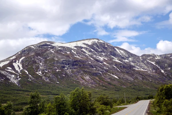 Natursköna Tom väg i vackra bergen i Norge — Stockfoto