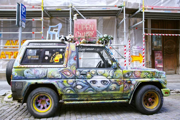 Belamente pintado carro velho de pé em Tallinn — Fotografia de Stock