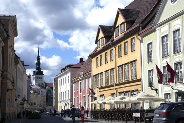 Passeio nas ruas antigas em Old Tallinn — Fotografia de Stock