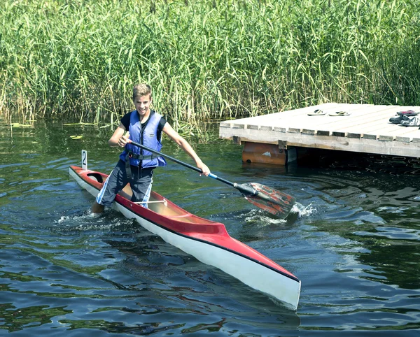 Competiciones deportivas en kayaks y canoa — Foto de Stock