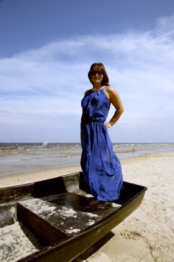 Şirin minyatür esmer tribünlerde bir tekne