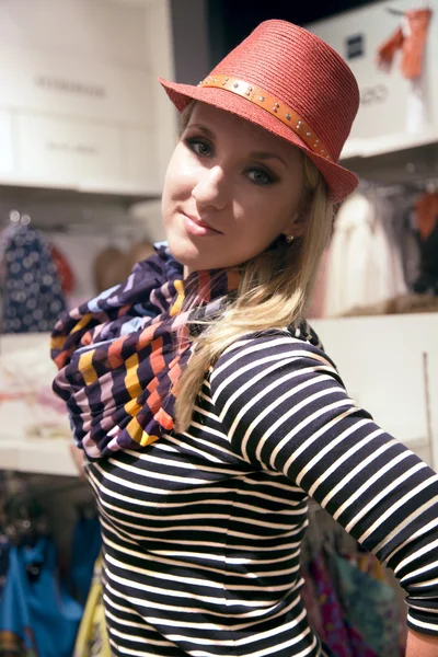 オレンジ帽子の魅力的な女性 — ストック写真