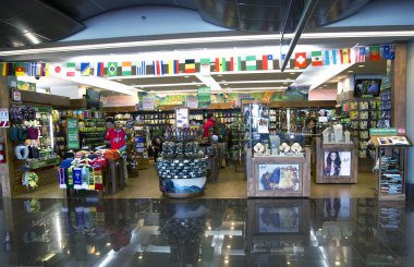 Hatıra Eşyası bir havaalanında Kosta Rika ile dükkan