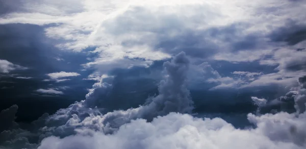 Kék ég és puffadt felhők — Stock Fotó