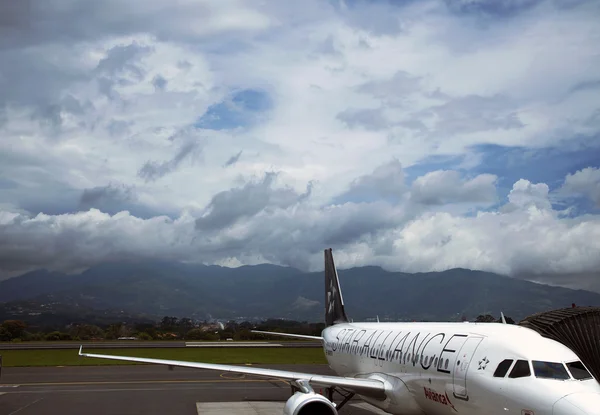 Lentokone valmistautuu lentoon lentokentällä Costa Rica — kuvapankkivalokuva