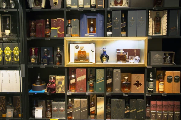 Boutique di alcolici nel negozio duty free — Foto Stock