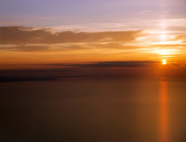 Vue sur le coucher du soleil au-dessus d'un océan Atlantique — Photo