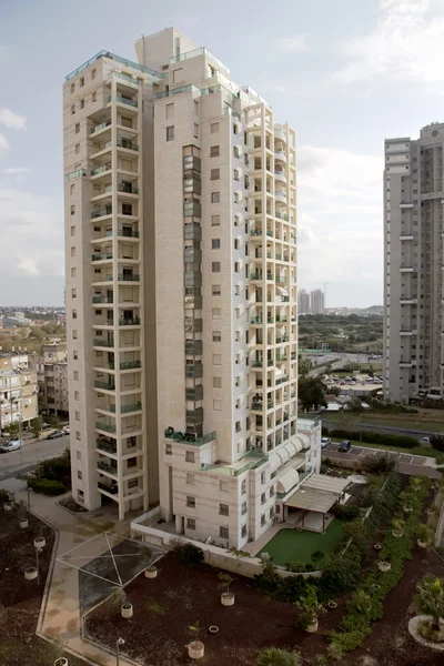 Modern Flervånings nyaste arkitektur i Bat Yam, Israel — Stockfoto