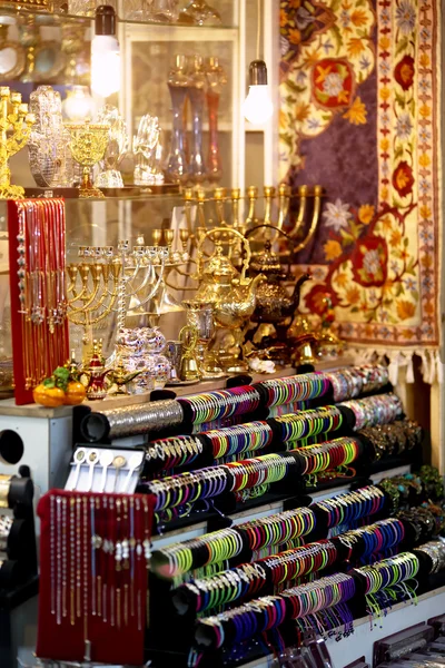 Menorah samling i souvenirbutik — Stockfoto