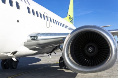 Parlak bir arka plan üzerinde yolcu uçakta uçak motoru ve temiz gökyüzü