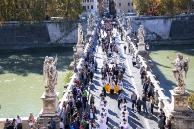 Rahipler bir Saint Angelo Köprüsü'nde festival geçit
