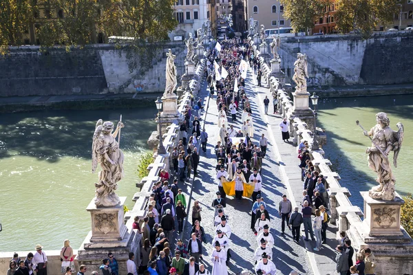 Feestelijke optocht van priesters op een Saint Angelo brug — Stockfoto