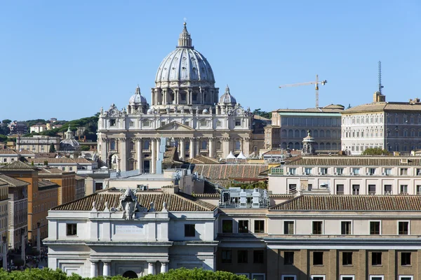 Papal Basilica of Saint Peter in the Vatican. — Stock Photo, Image