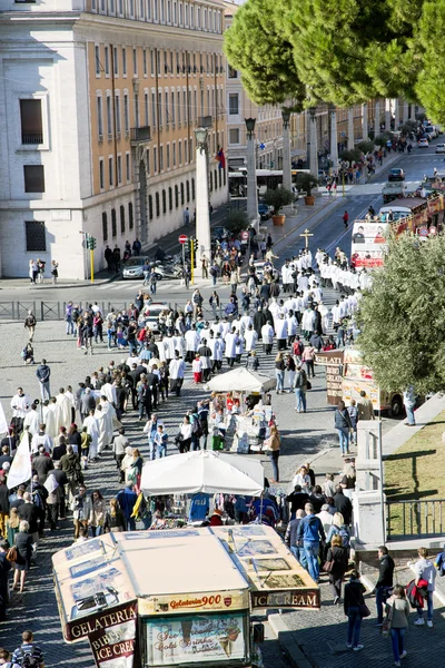 Procesión festiva de sacerdotes marcha a la catedral de San Pedro — Foto de Stock