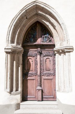Ortaçağ kilise antik süslü kapı
