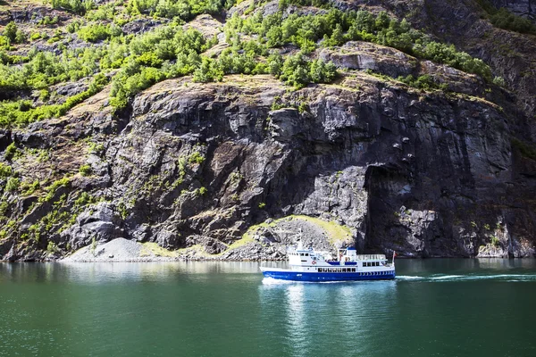 Ferry boat em fiorde norueguês — Fotografia de Stock