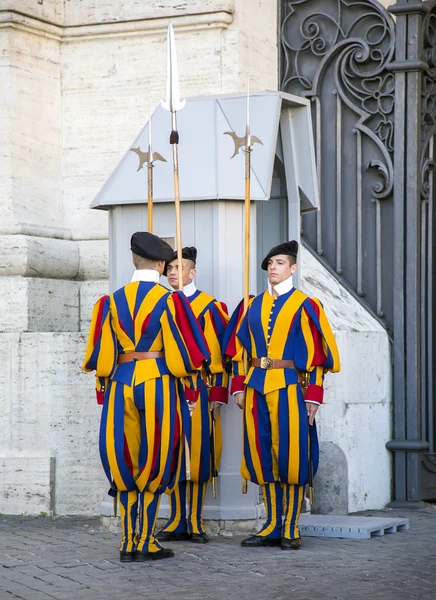 Cambio de guardia de la famosa Guardia Suiza en el Vaticano —  Fotos de Stock