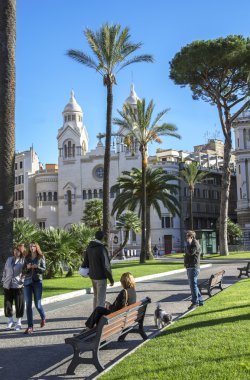 Güneşli sabah ve Vatikan Şehri bir yürüyüş için gidiyor insanlar