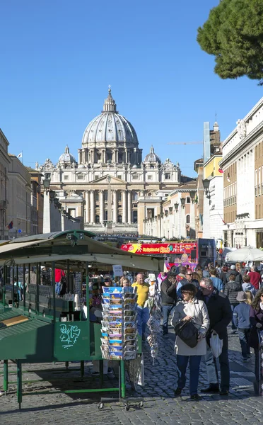 Vedere într-o zonă dinaintea Bazilicii Papale a Sfântului Petru din Vatican — Fotografie, imagine de stoc