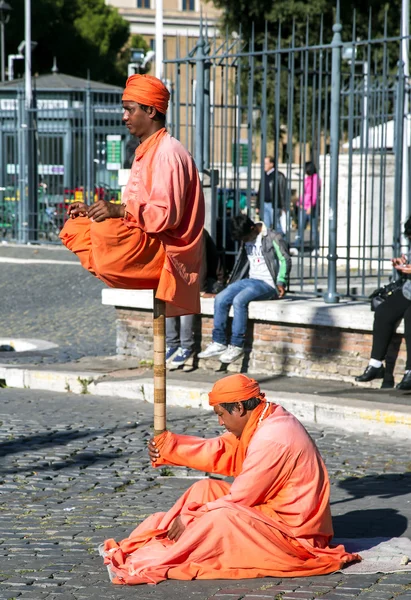 Actuación de artistas callejeros cerca de un castillo Sant Angelo —  Fotos de Stock