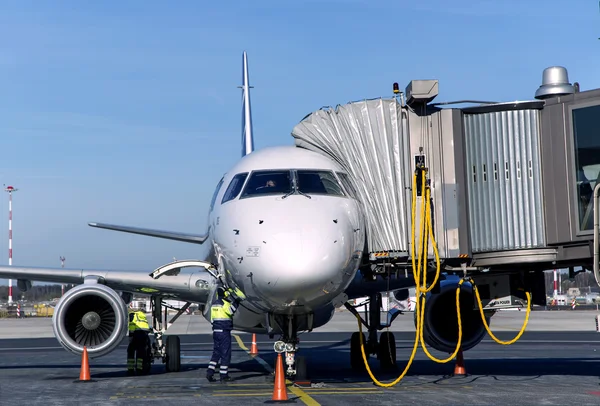 フライトの前に空港の旅客飛行機メンテナンス. — ストック写真