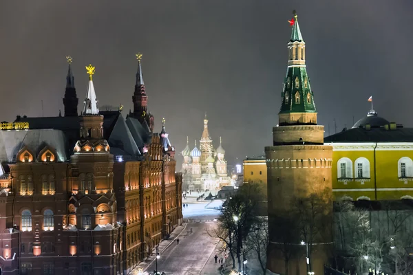 Nacht panorama van State Historic Museum en de kathedraal van Vasili Zaligmaker — Stockfoto