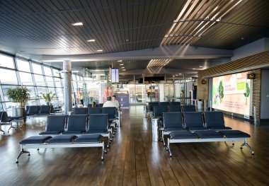 Havaalanı terminal bekleme odasında boş sandalye