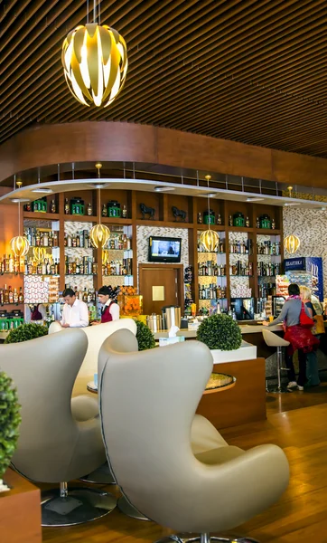 Bar moderno e confortevole sul territorio aeroportuale — Foto Stock