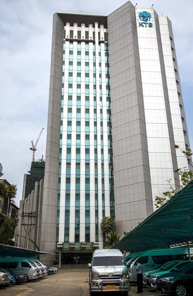Mehrstöckiges modernes Gebäude der Krungthai Bank — Stockfoto