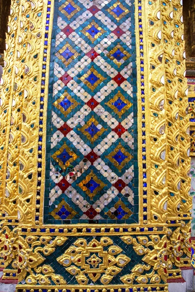 Motifs décoratifs dans Wat Phra Kaew, temple de Bouddha émeraude — Photo