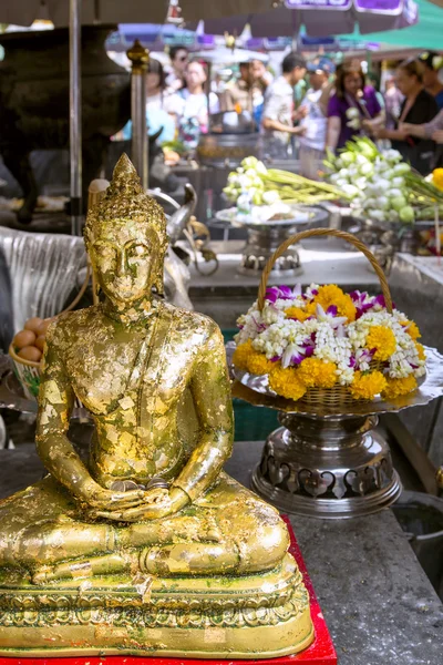 Nabízí: zlatý Buddha v Wat Phra Kaew, Chrám smaragdového Buddhy — Stock fotografie