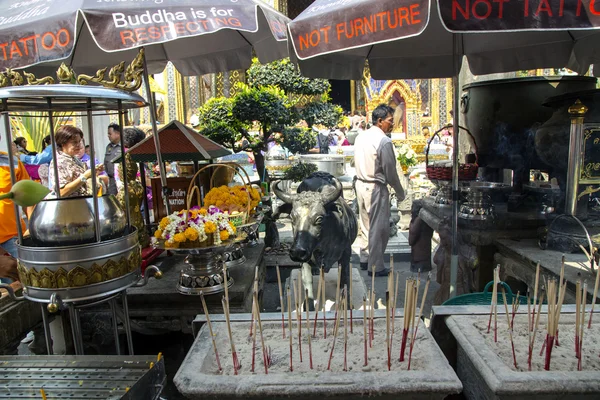 Bougies aromatiques et fleurs vivantes en offrande à Emerald Buddha, Bangkok — Photo