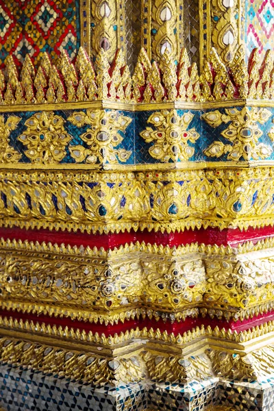 Motifs décoratifs dans Wat Phra Kaew, temple de Bouddha émeraude — Photo