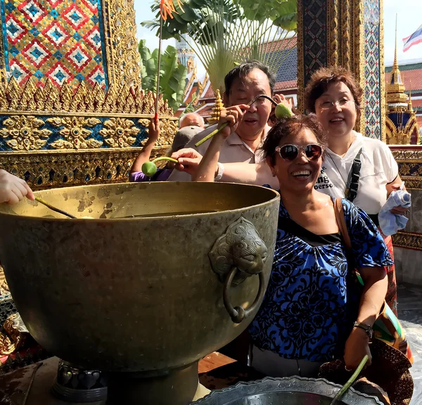 Obřad umývání posvětil vody není otevírání pupenů lotus v Wat Phra Kaew — Stock fotografie