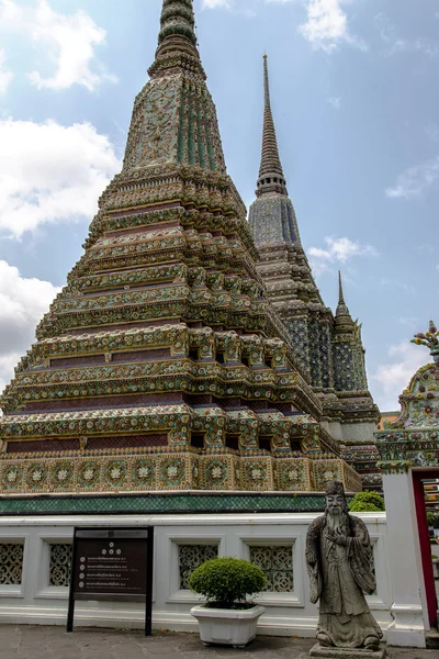 중국어 와트 Phra Kaew, 에메랄드 부처 사원에서 거 대 한 바위 — 스톡 사진