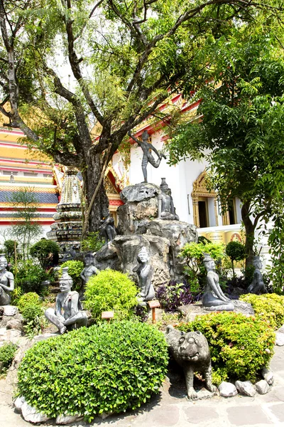 Antiguo jardín con estatuas y esculturas —  Fotos de Stock